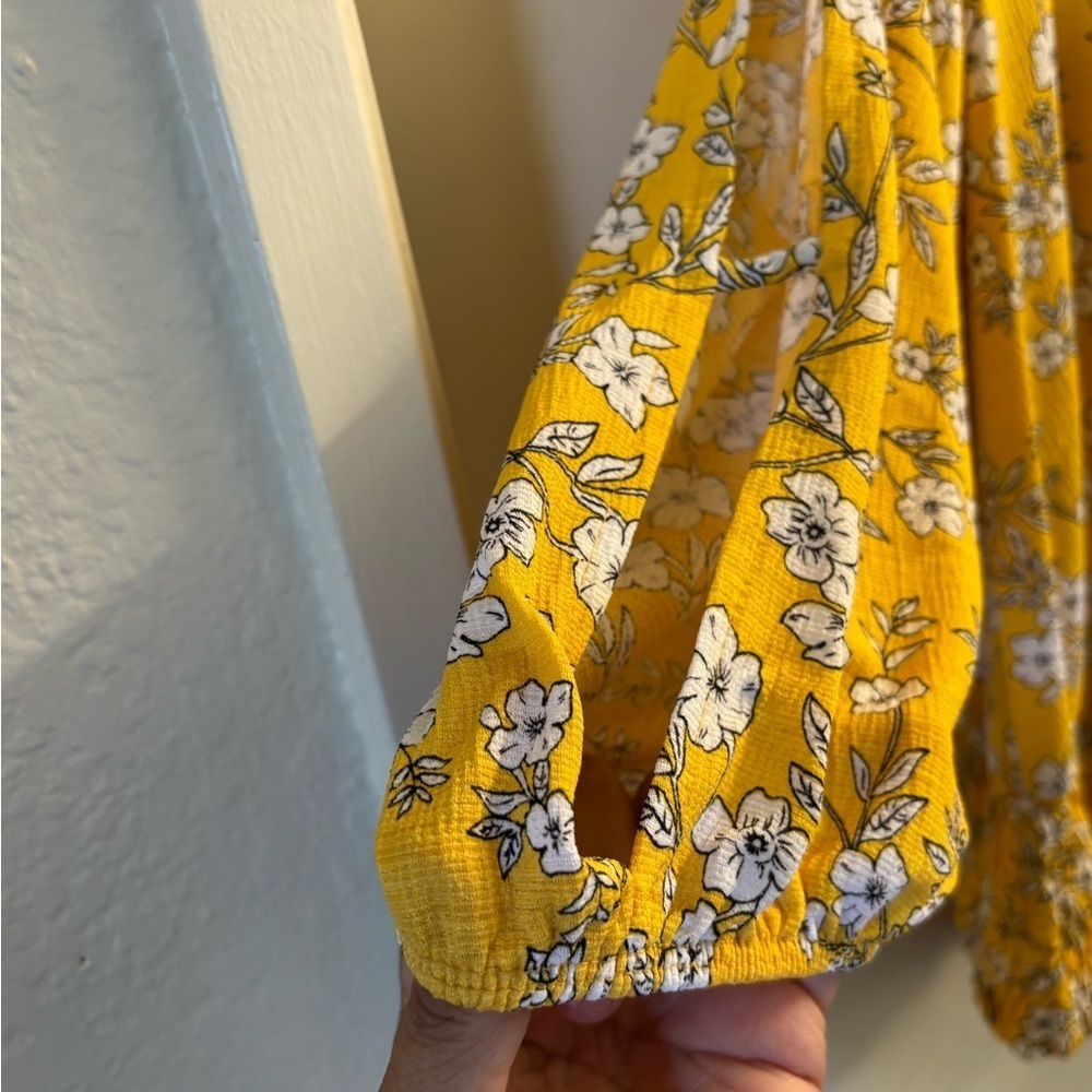 Chic Yellow Floral Blouse - Picture 3 of 6